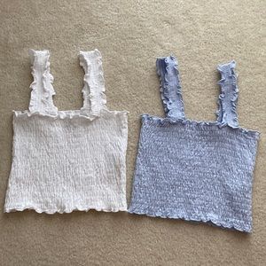 2 Hollister Women’s crop tops in Size Small.